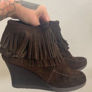 Minnetonka healed fringe boots